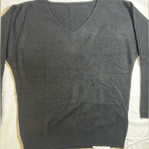 New women’s Liny Xin 100% superfine‎ Merino Wool V-neck sweater. Black. Size S